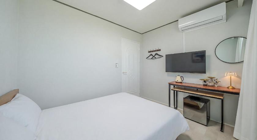 Image of One-Bedroom House 23 3