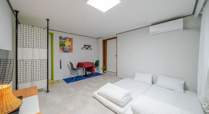Image of One-Bedroom House 63 3