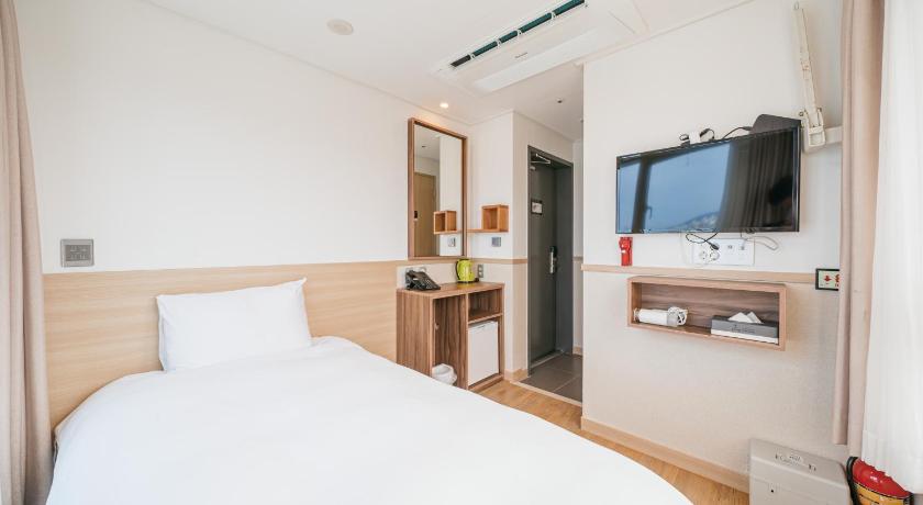 Image of Standard Corner Single Room 16