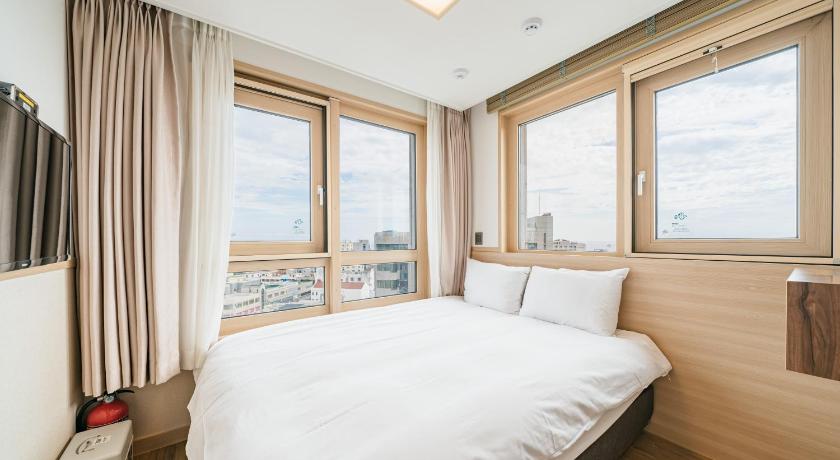 Image of Standard Corner Double Room 14
