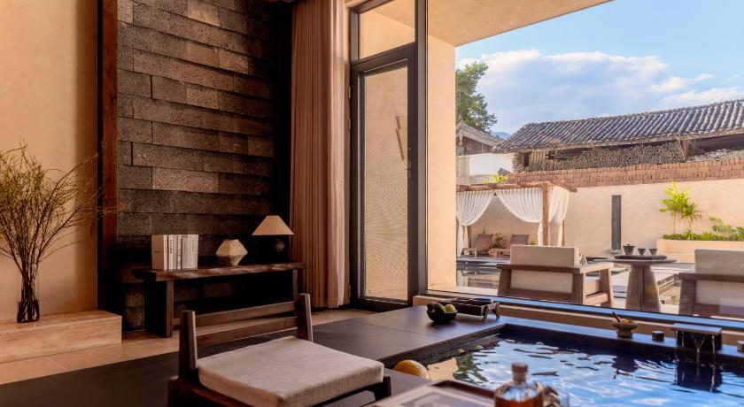 리장 / 여강 Lingbai Magnolia Trail – Boutique Guesthouse with Private Onsen & Snow Mountain Views in Baisha 호텔 레스토랑