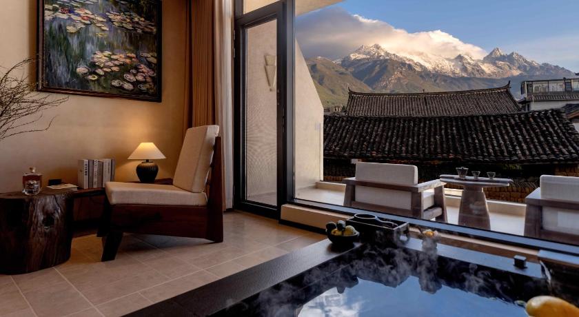 리장 / 여강 Lingbai Magnolia Trail – Boutique Guesthouse with Private Onsen & Snow Mountain Views in Baisha 호텔 레스토랑