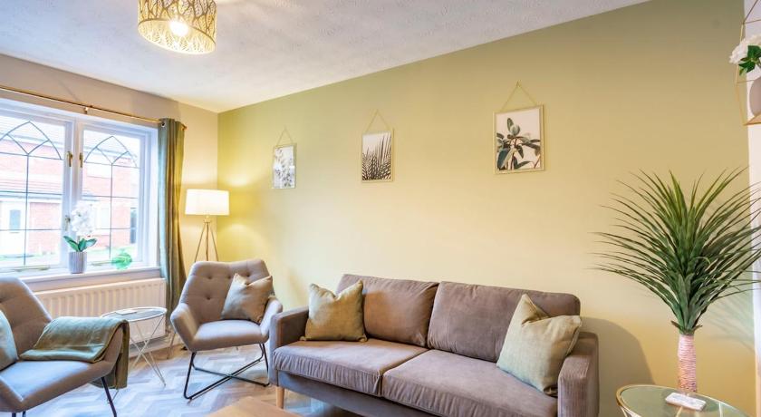 2BR Home w/ Free Parking | Close to M1 & Tram Stop