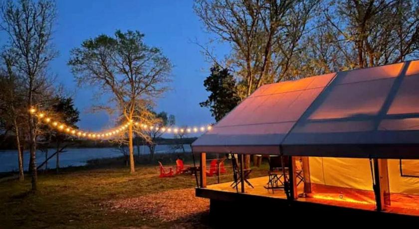Romantic Lakefront Safari Tent with Fire Pit and Peaceful Views near Bastrop, Texas