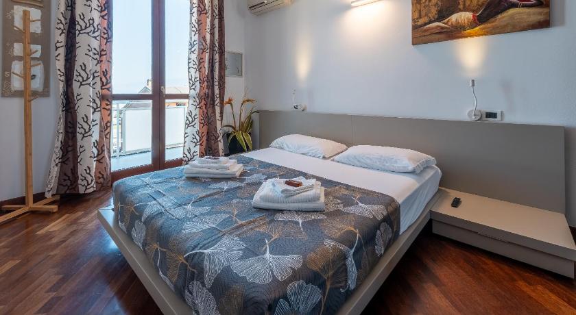 Due passi dal mare, Marina Seaview