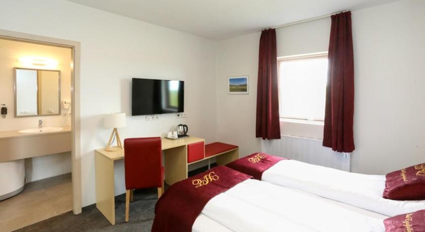 Image of Twin Room with Bath 1