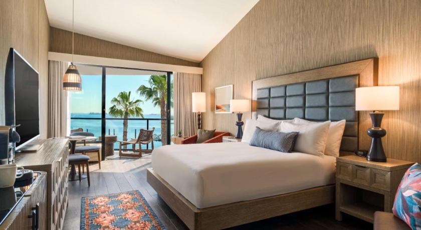Immagine di King Water View Balcony 0