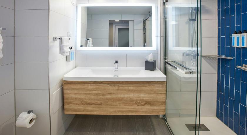 รูปของห้องสวีทแบบหนึ่งห้องนอน (One-Bedroom Suite) 9