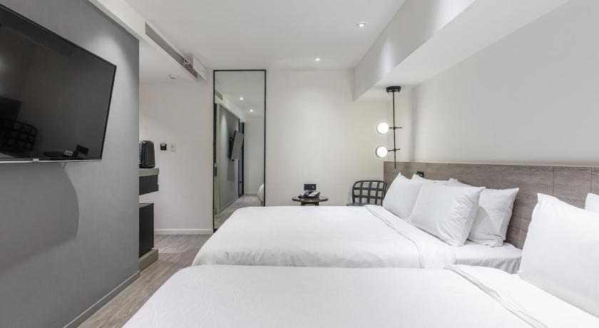 Image of Economic Family Room Without Window 0