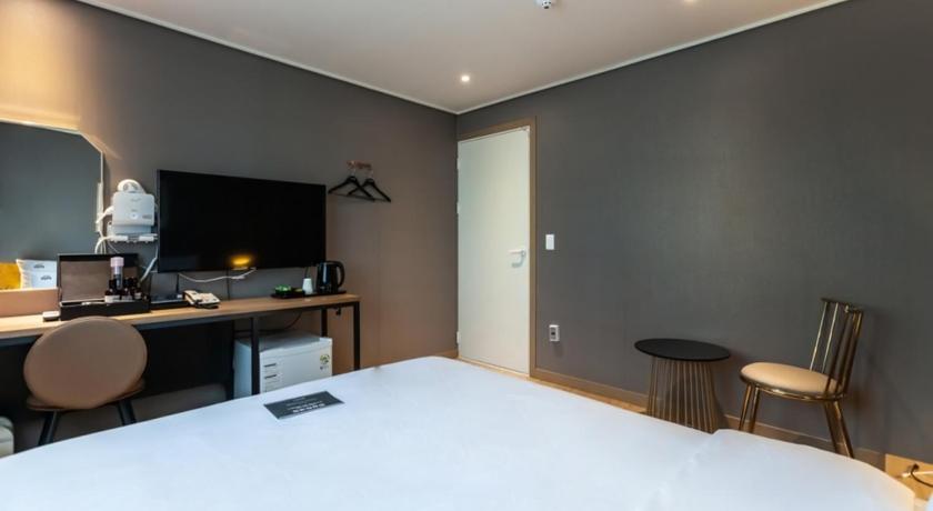 Image of Studio Room 16