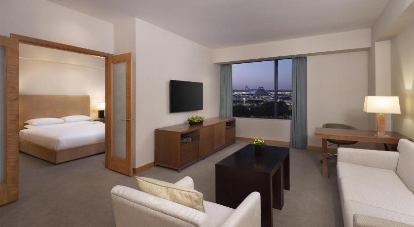Image of Grand Suite, 1 King Bed, Airport View 0