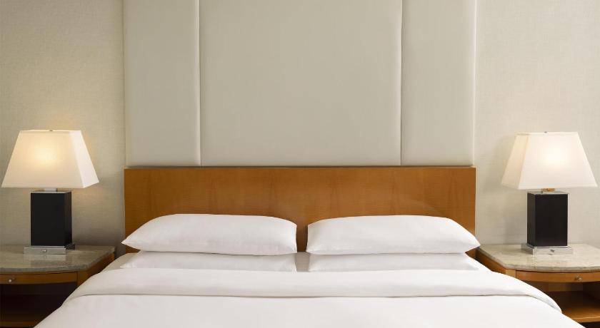 Image of 1 King Bed 5