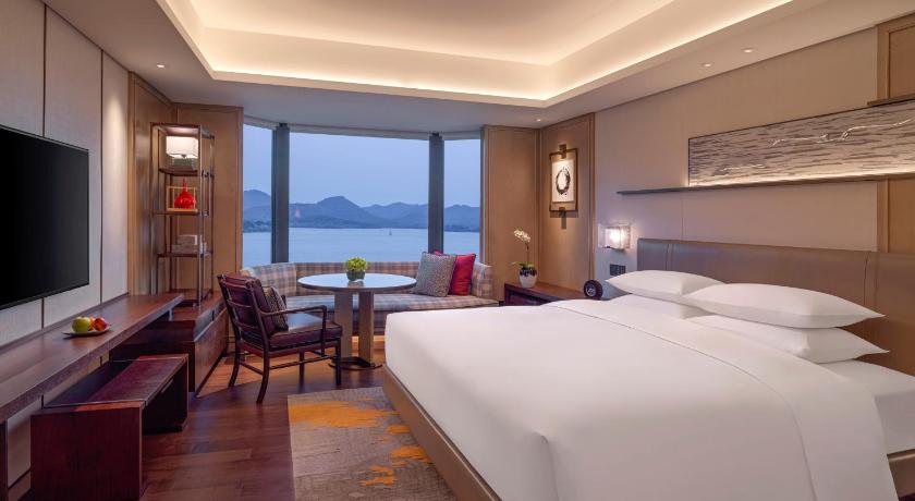 Image of 1 King Bed, West Lake View, Club Access 1