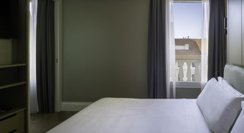 Image of Junior Suite Deluxe with Sofa Bed 11