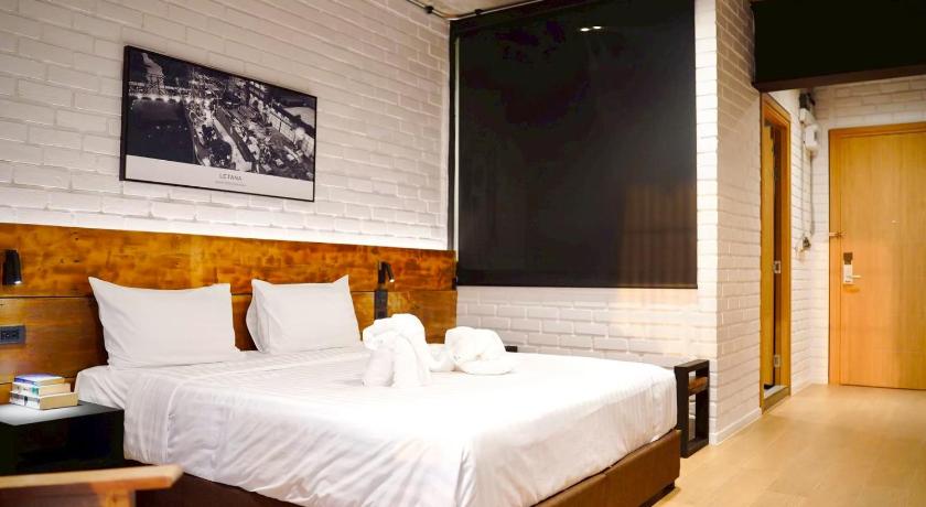 Image of Deluxe King Room 1