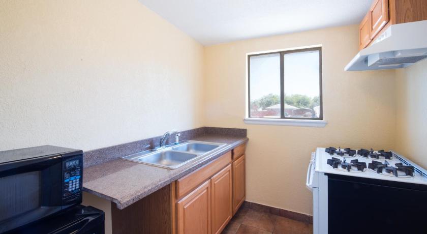 Executive Inn and Kitchenette Suites photo