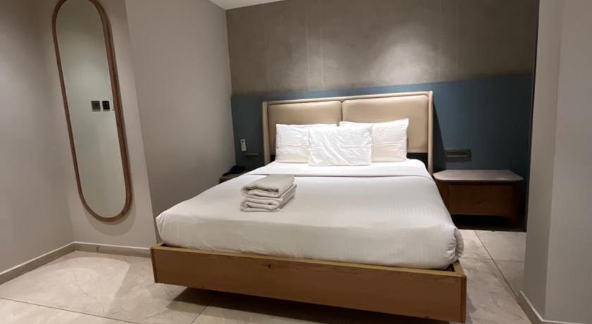 Image of Executive Suite 8