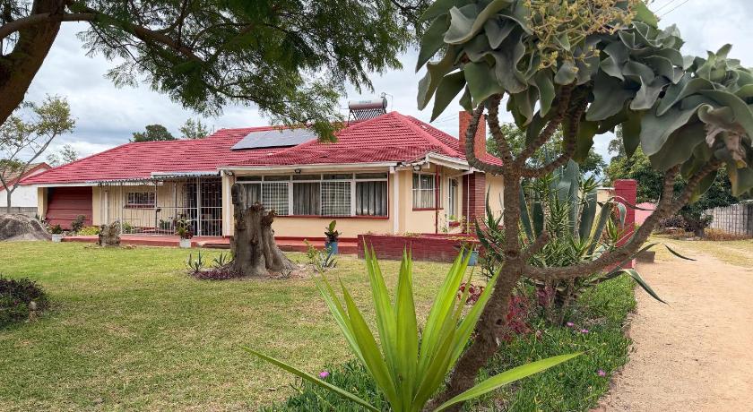 Room 5 mins from RG Mugabe Airport