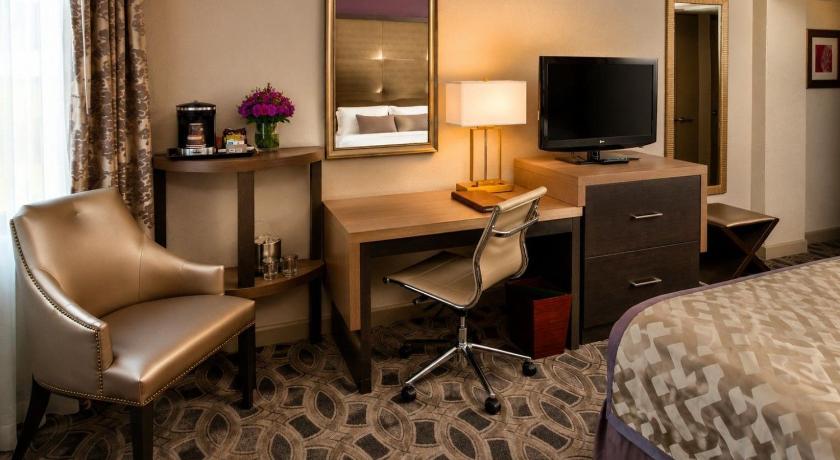 Image of 1 King Bed Room Hearing Accessible 4