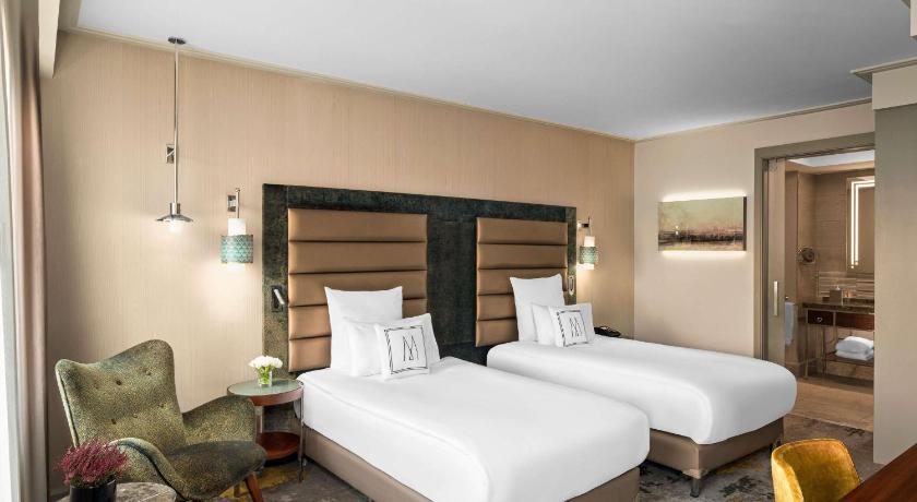 Image of Deluxe Room With City View And 2 Single Beds 6