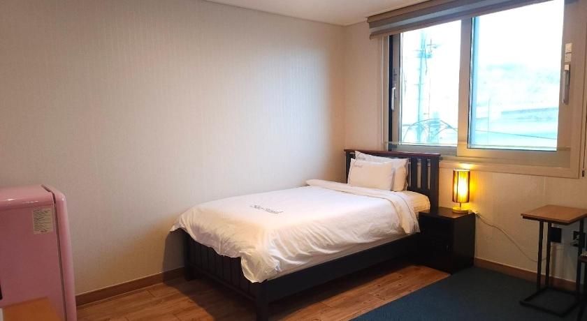 Image of Deluxe Single Room with Sea View 0