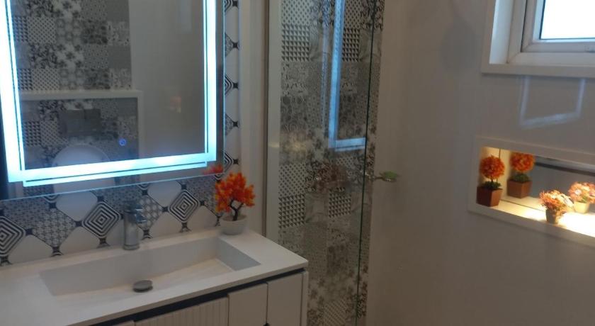 Luxus Gold Villa Near Airport & DHA Raya - image 14