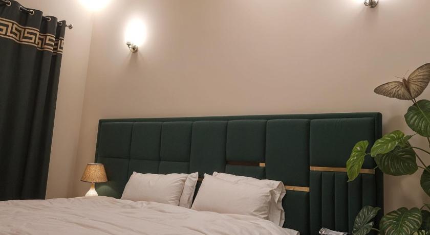 Luxus Gold Villa Near Airport & DHA Raya - image 5
