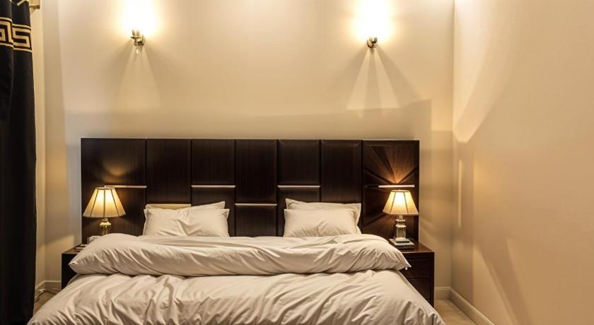 Luxus Gold Villa Near Airport & DHA Raya - image 10