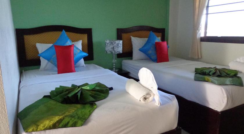 a bed room with two beds and two lamps, Namkhong Riverside Hotel (SHA Extra Plus) in Chiang Khong (Chiang Rai)