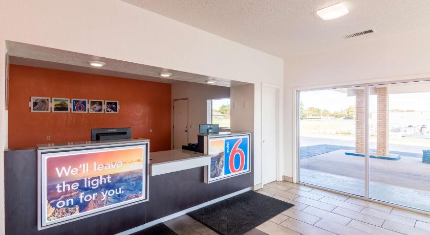 Motel 6-Clinton, OK