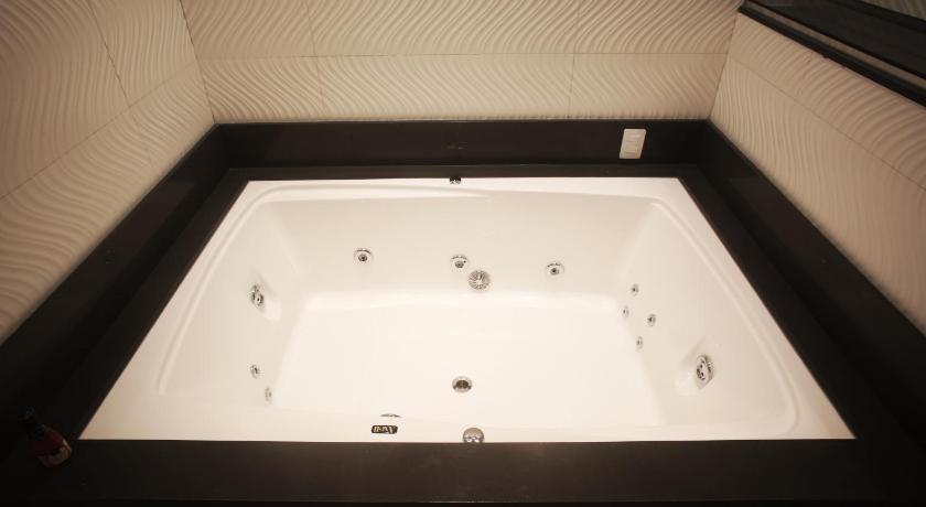 Image of Studio with Spa Bath 2