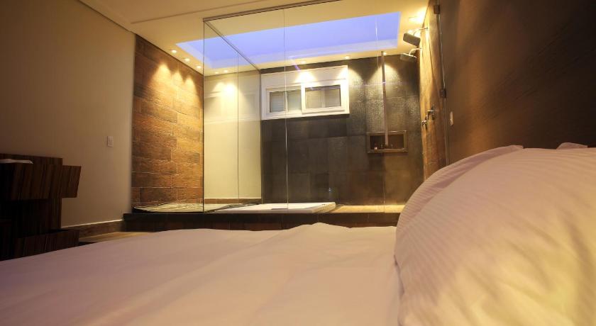 Image of Deluxe Suite with Spa Bath 3