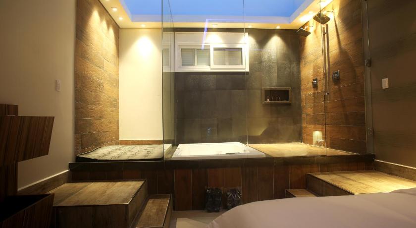 Image of Deluxe Suite with Spa Bath 2