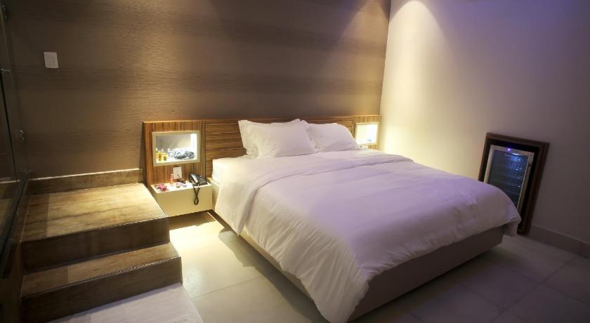 Image of Deluxe Suite with Spa Bath 1