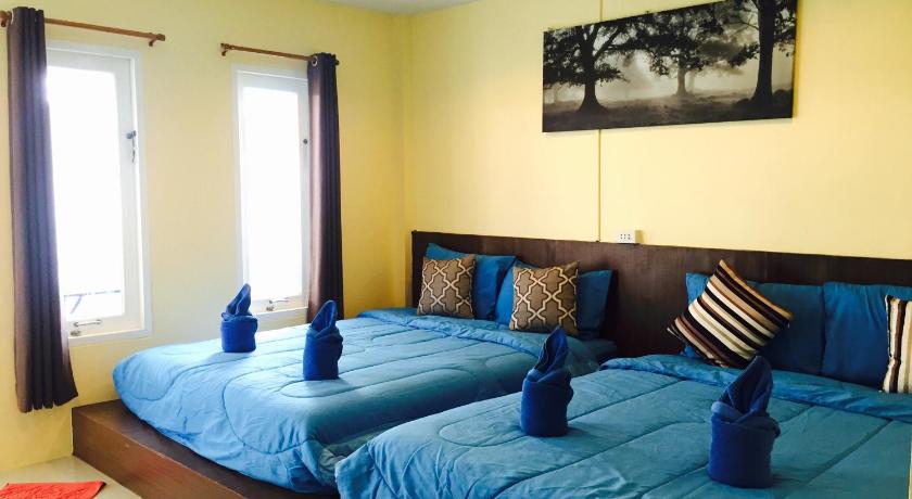 two beds in a room with blue walls, Baan Ta Long Beach Koh Larn in Pattaya