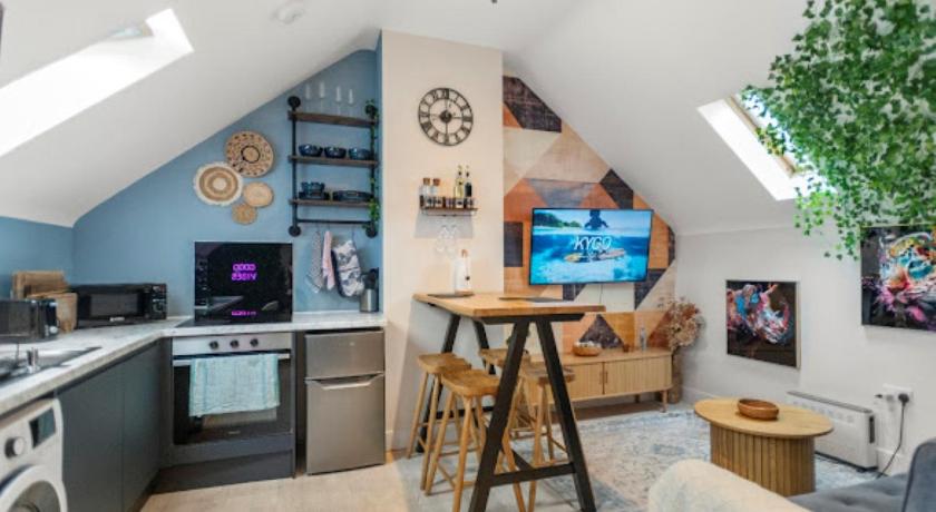 Upbeat Jungle Loft Apartment