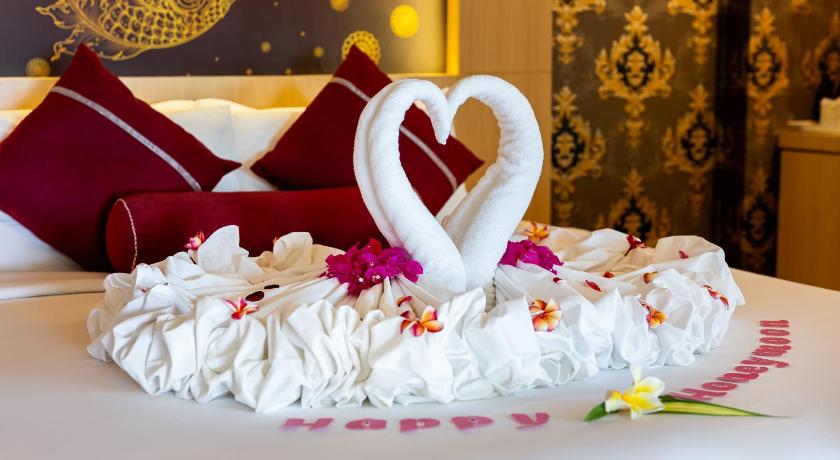 Image of Deluxe Honeymoon Suite 13