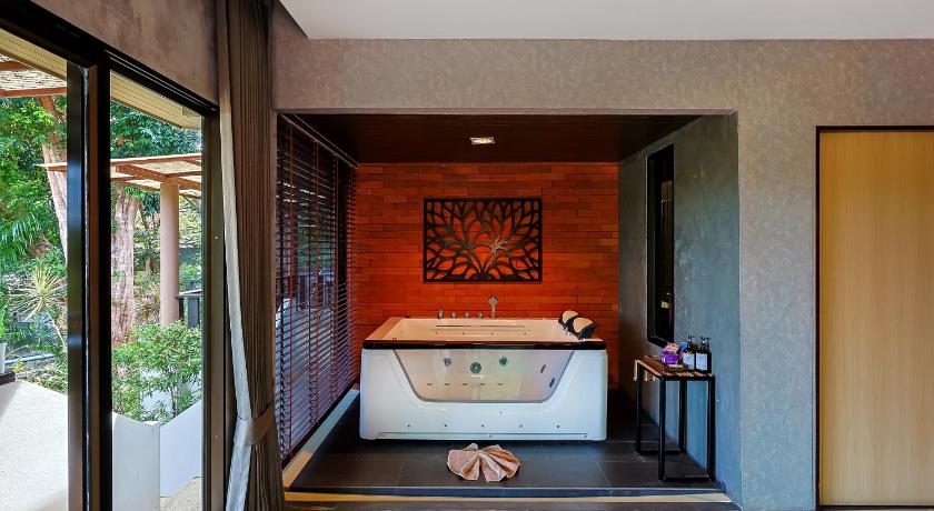 Image of Deluxe Honeymoon Suite 11