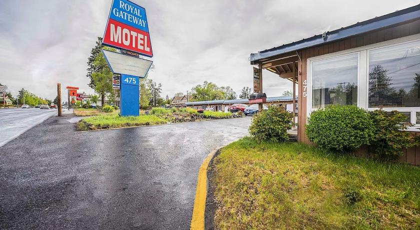 Royal Gateway Motel by OYO 