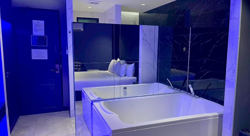 Image of Deluxe with Bathtub 5