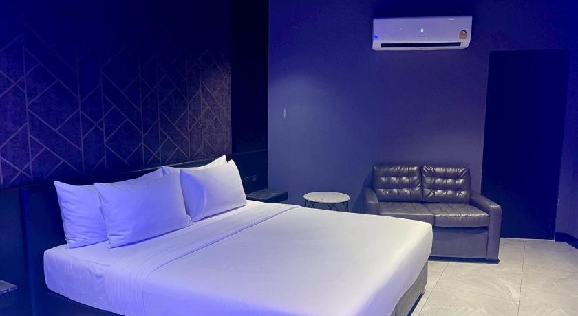 Image of Deluxe with Bathtub 6