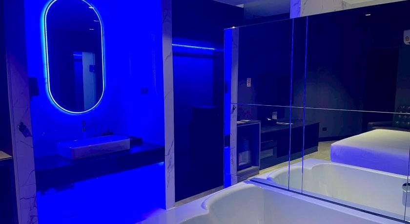 Image of Deluxe with Bathtub 3