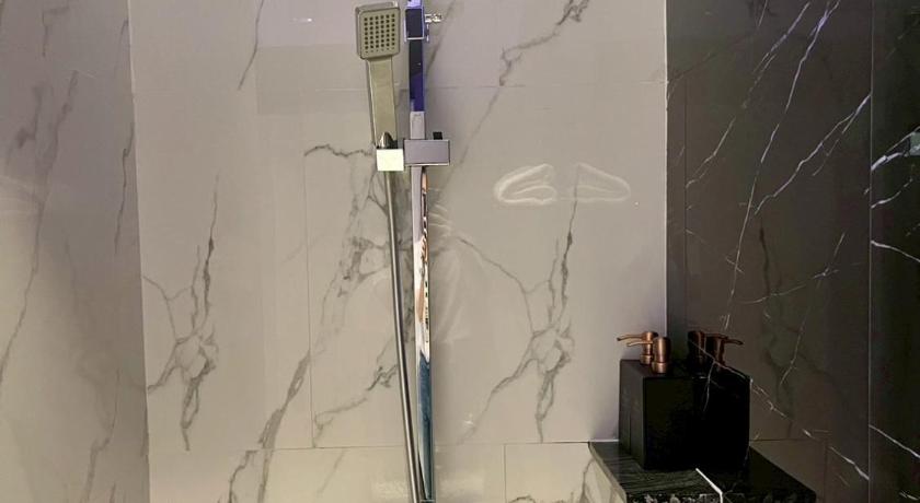 Image of Deluxe with Bathtub 10