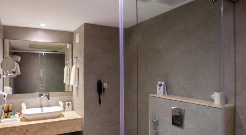 Holiday Hotel Cherai - image 15