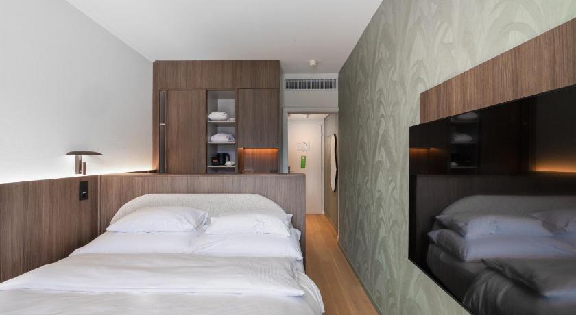 Image of Classic Double Room with Lake view 4