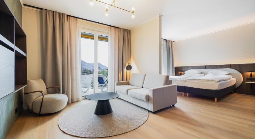 Image of Suite with Lake View 0