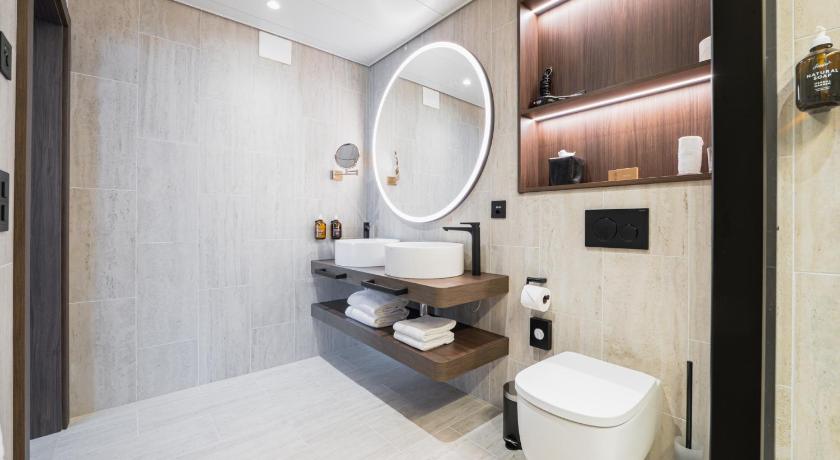 Image of Suite with Lake View 2