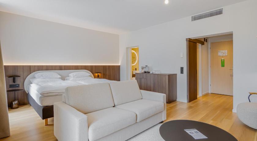 Image of Junior Suite with Lake View 3