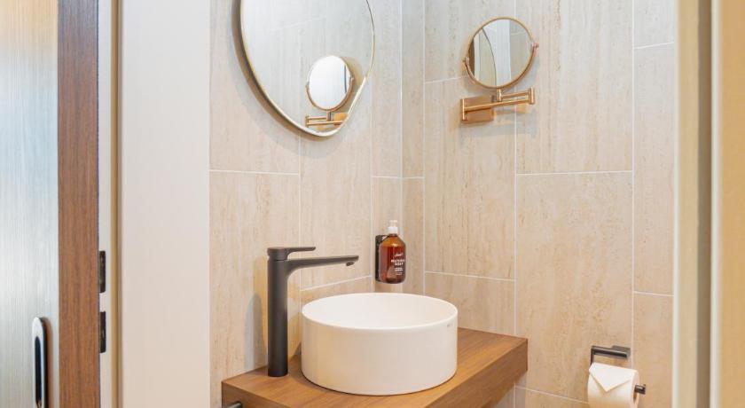 Image of Junior Suite with Lake View 6