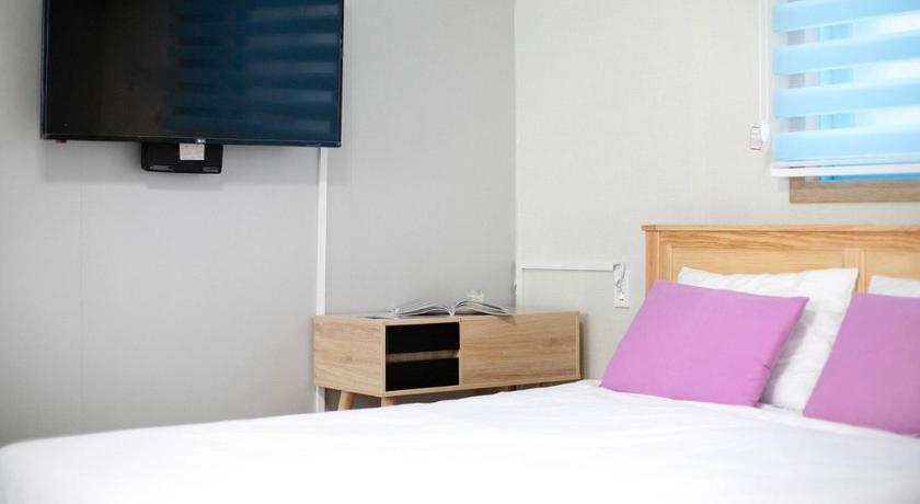 Image of Family Room 10